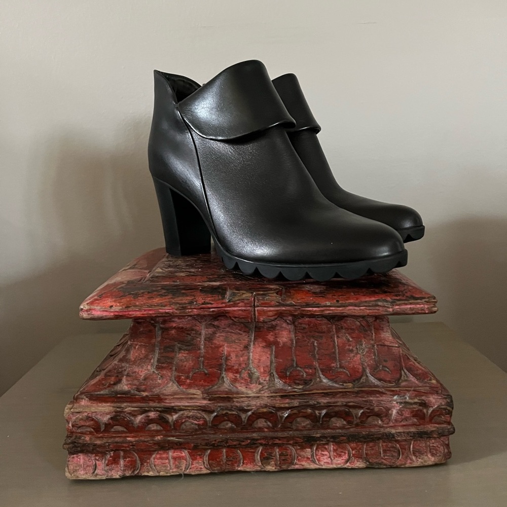 NWT Womens Studio Flexx Black Leather Comfortable Booties Size 8 Heel apprx 3 in